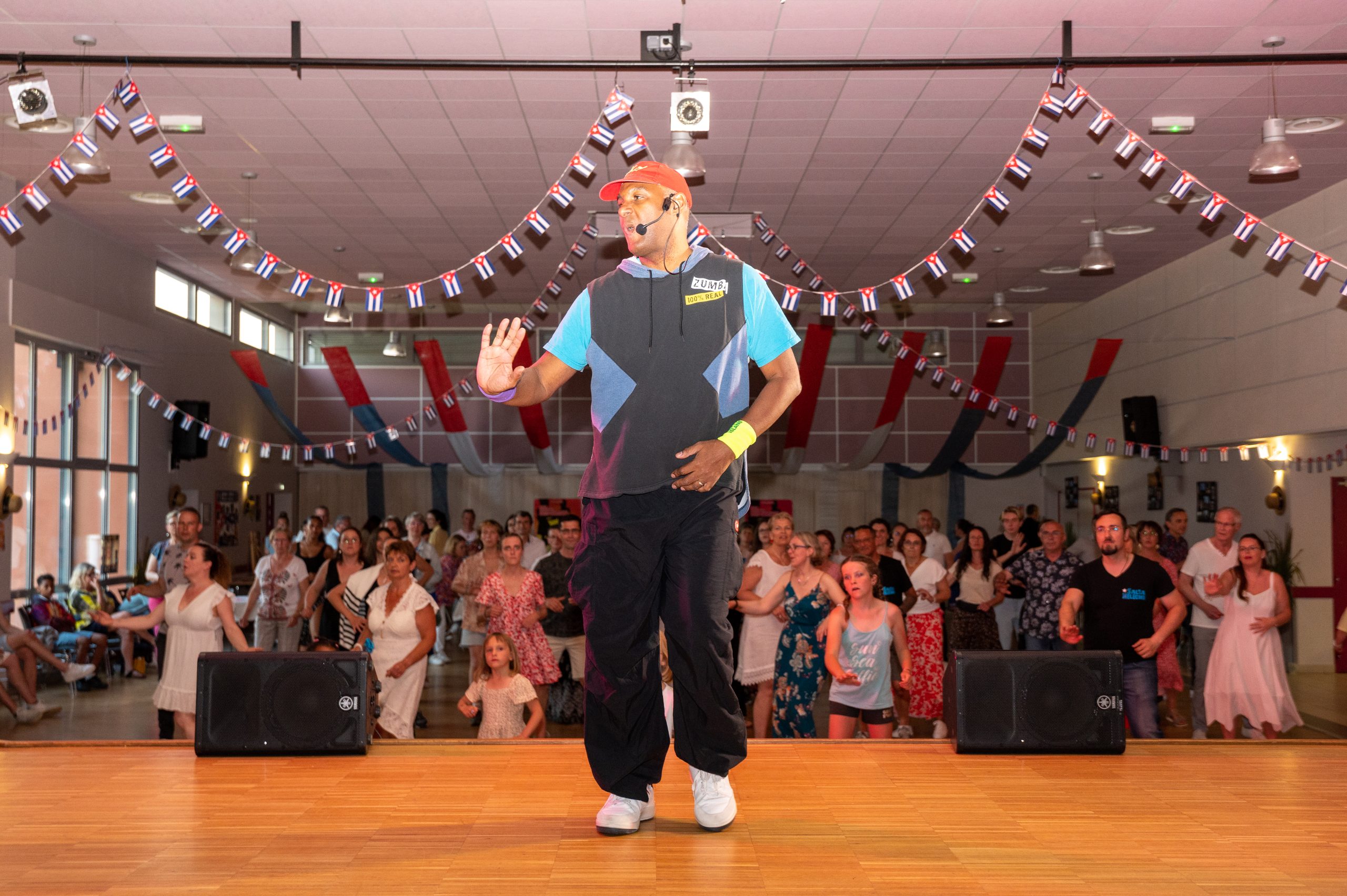 Un homme se produit sur la piste de danse, entouré d'une foule captivée.